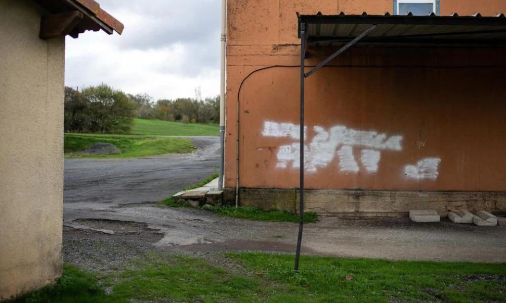 Πανικός σε οικογένεια όταν σφαίρα κυνηγιού τρύπησε τον τοίχος τους